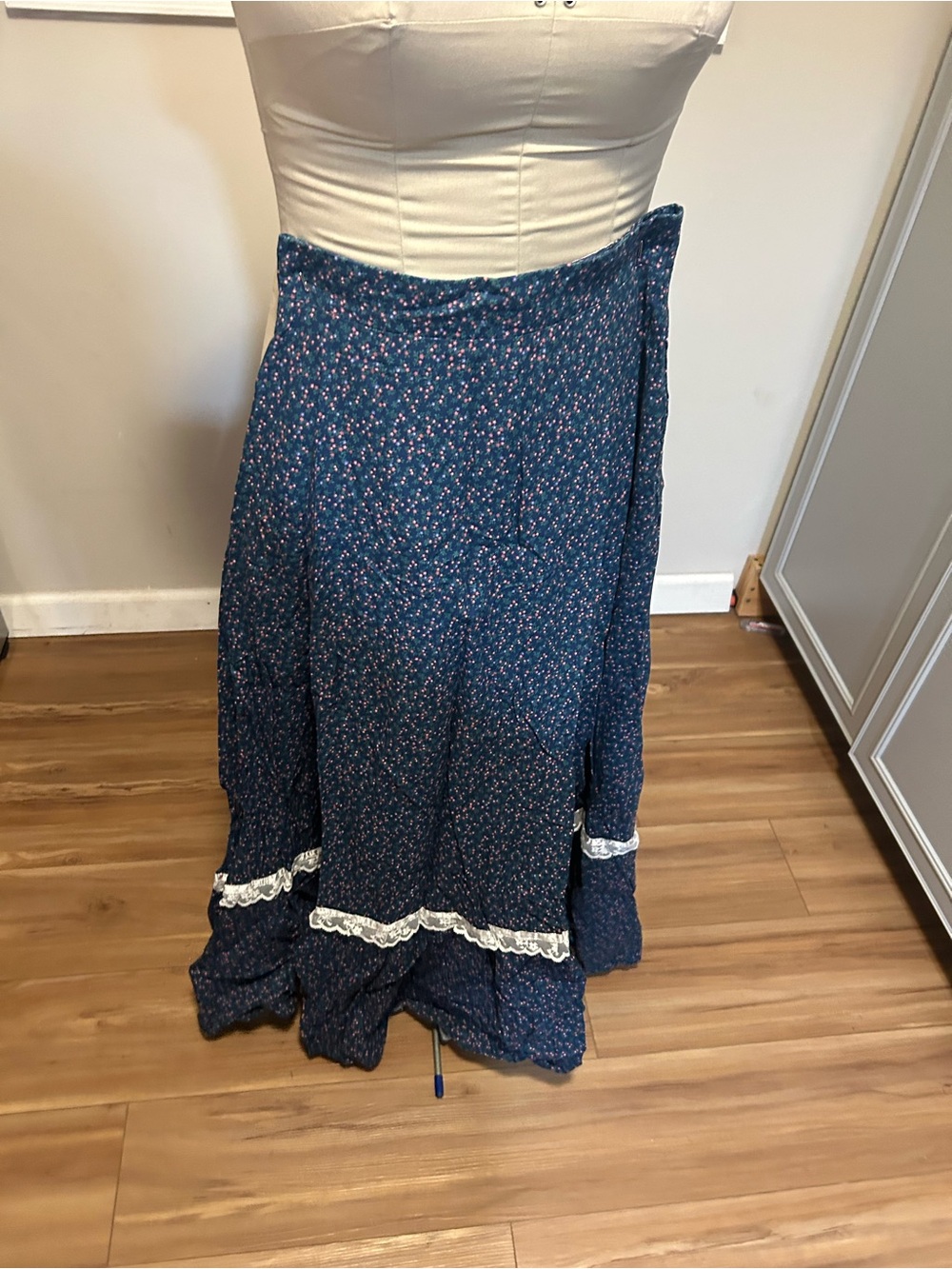 Vintage Jessica Gunnies Sack Blue Floral Button-Front Maxi Skirt with Lace Trim - Picture 2 of 4